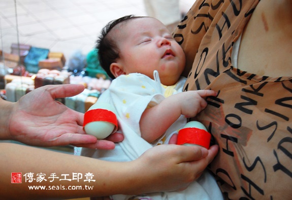 永谷寶寶(新北永和區嬰兒寶寶滿月剃頭理髮、免費嬰兒剃胎毛儀式吉祥話)。中國風會場，爸媽寶貝免費穿「日中韓」古裝禮服。專業拍照、DVD光碟、證書。★購買「臍帶章、肚臍章、胎毛筆刷印章」贈送：剃頭、收涎、抓周，三選一。 2015.11.17 照片4
